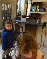 Kliknij aby zobaczyć album: U fryzjera Biedronki były i z nowych fryzur się ucieszyły.